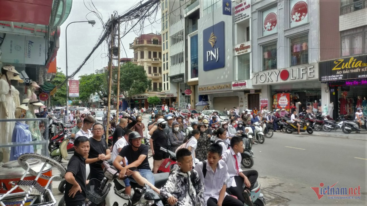 Nhiều cảnh sát chốt chặn trước nhà trùm giang hồ Tuấn ‘thần đèn’ ở Thanh Hoá-5