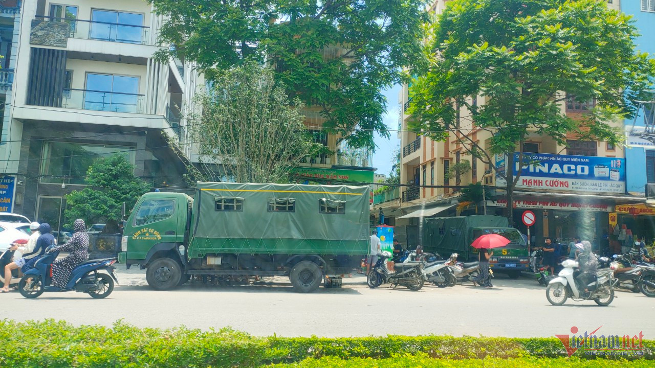 Nhiều cảnh sát chốt chặn trước nhà trùm giang hồ Tuấn ‘thần đèn’ ở Thanh Hoá-8