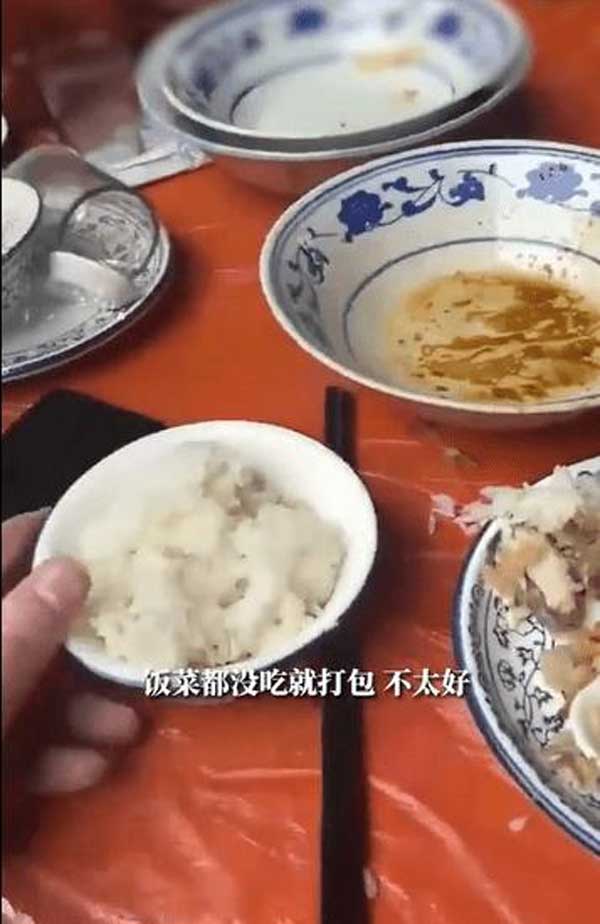 Đi đám cưới, chàng trai bị sốc khi chứng kiến hành động của những người ngồi cùng mâm-1