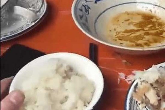 Đi đám cưới, chàng trai bị sốc khi chứng kiến hành động của những người ngồi cùng mâm