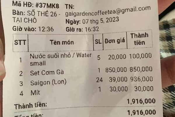 Xe khách chở 16 người lao vào dải phân cách, 1 bánh văng khỏi xe-4