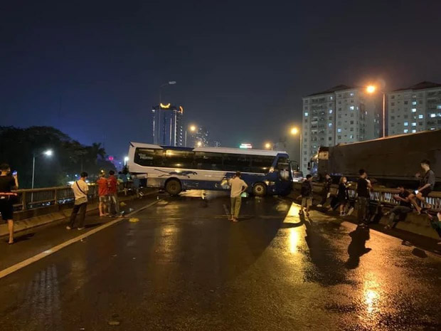 Xe khách chở 16 người lao vào dải phân cách, 1 bánh văng khỏi xe-3