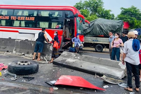 Xe khách chở 16 người lao vào dải phân cách, 1 bánh văng khỏi xe