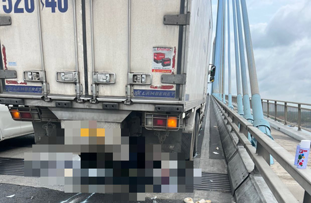 Xe khách chở 16 người lao vào dải phân cách, 1 bánh văng khỏi xe-2