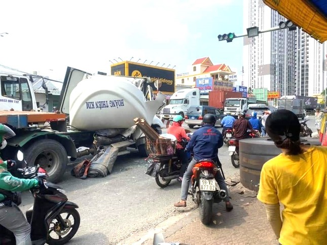 Kinh hoàng cuộn thép nặng hàng chục tấn tuột xích lao xuống đường-1