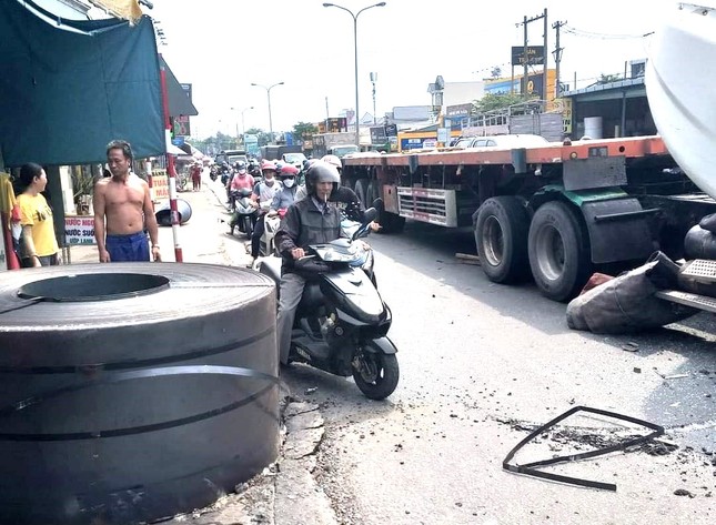 Kinh hoàng cuộn thép nặng hàng chục tấn tuột xích lao xuống đường-2