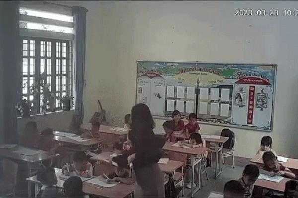 Giáo viên dùng thước nhôm gõ 