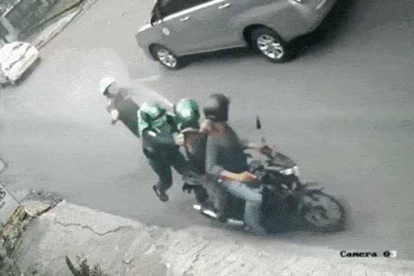 Bị xịt hơi cay, chiến sĩ công an nén đau truy đuổi tóm gọn nghi can trộm xe máy