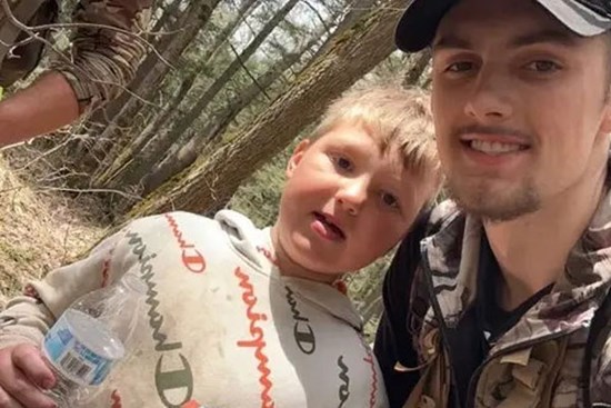 Bé trai ăn tuyết, dùng lá cây giữ ấm trong 2 ngày lạc ở rừng ở Mỹ