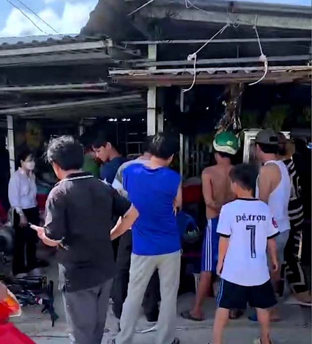 Con dâu thiếu nợ, cụ ông 76 tuổi và con trai bị nhóm người lạ đánh nhập viện-1