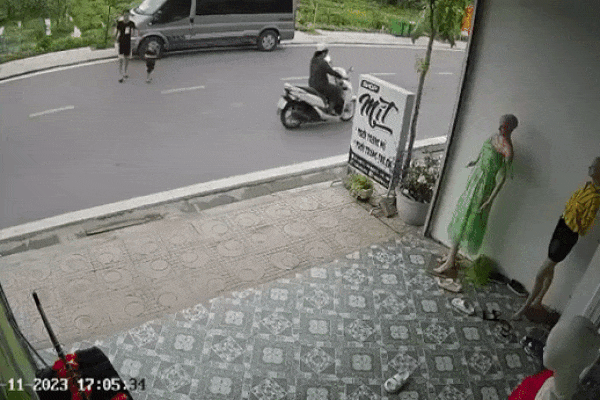 Con trai qua đường bị xe điện đâm trúng, ông bố tức tối hành hung cô gái lái xe