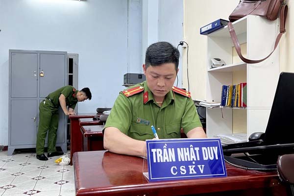 Clip: Trộm xe máy, người đàn ông bị nam thanh niên tung đòn quật ngã-1