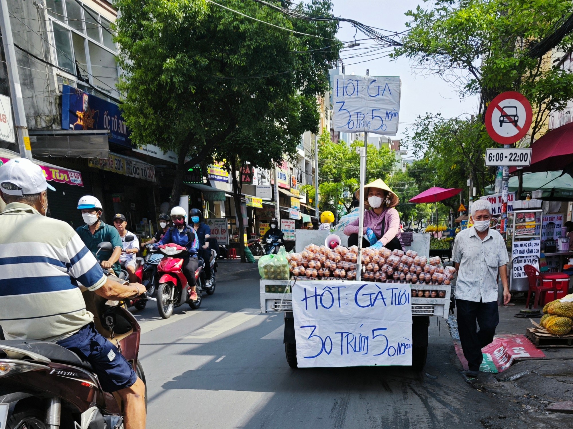 Trứng gà giá rẻ tràn xuống đường ở TP HCM-2