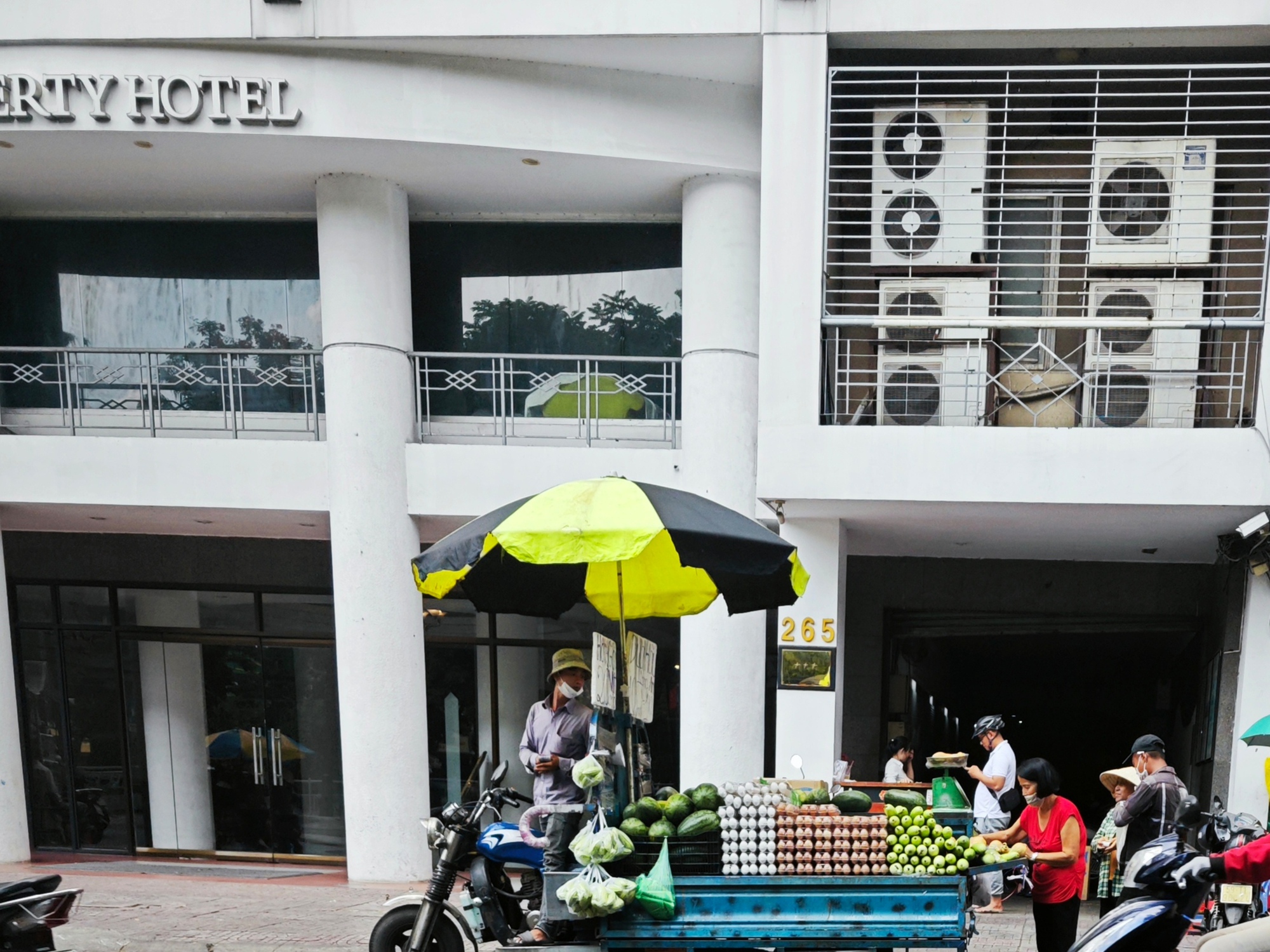 Trứng gà giá rẻ tràn xuống đường ở TP HCM-5