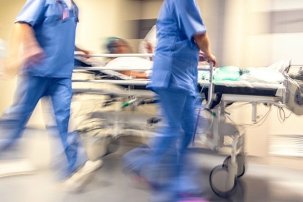 Thực hư tắm đêm gây đột quỵ và tử vong-2