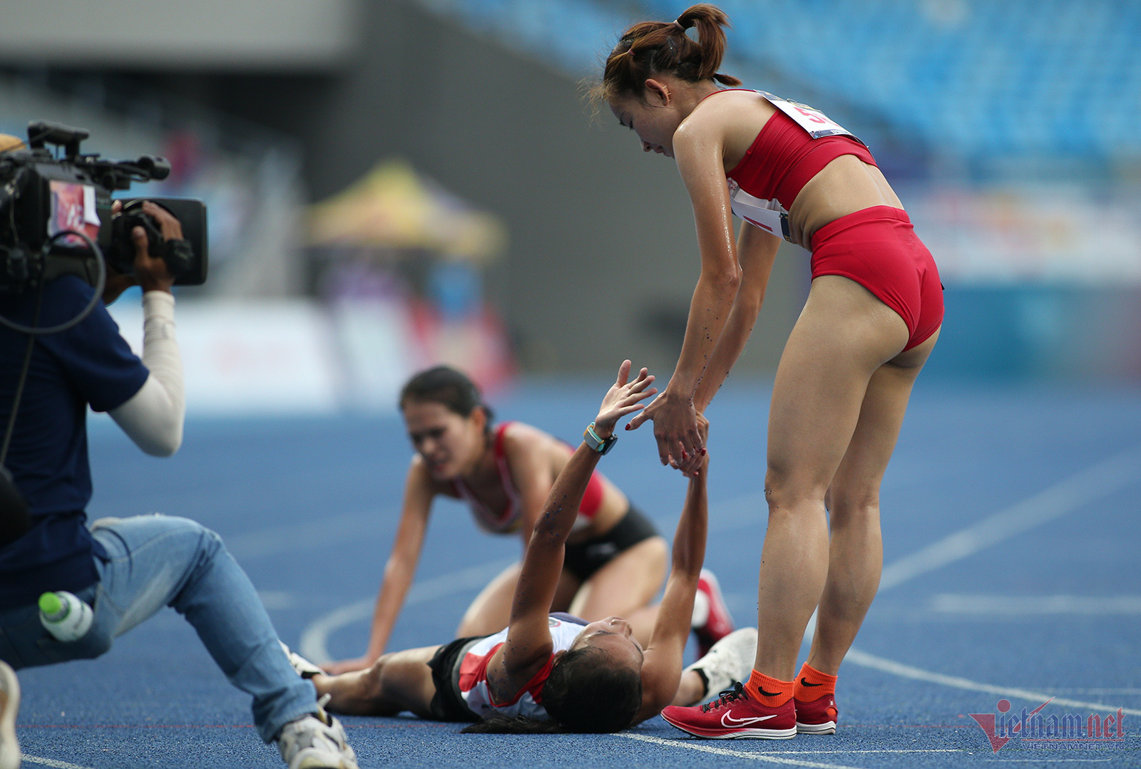 Nguyễn Thị Oanh: Cuộc đua đốt thể lực và hành động đẹp với đối thủ-12