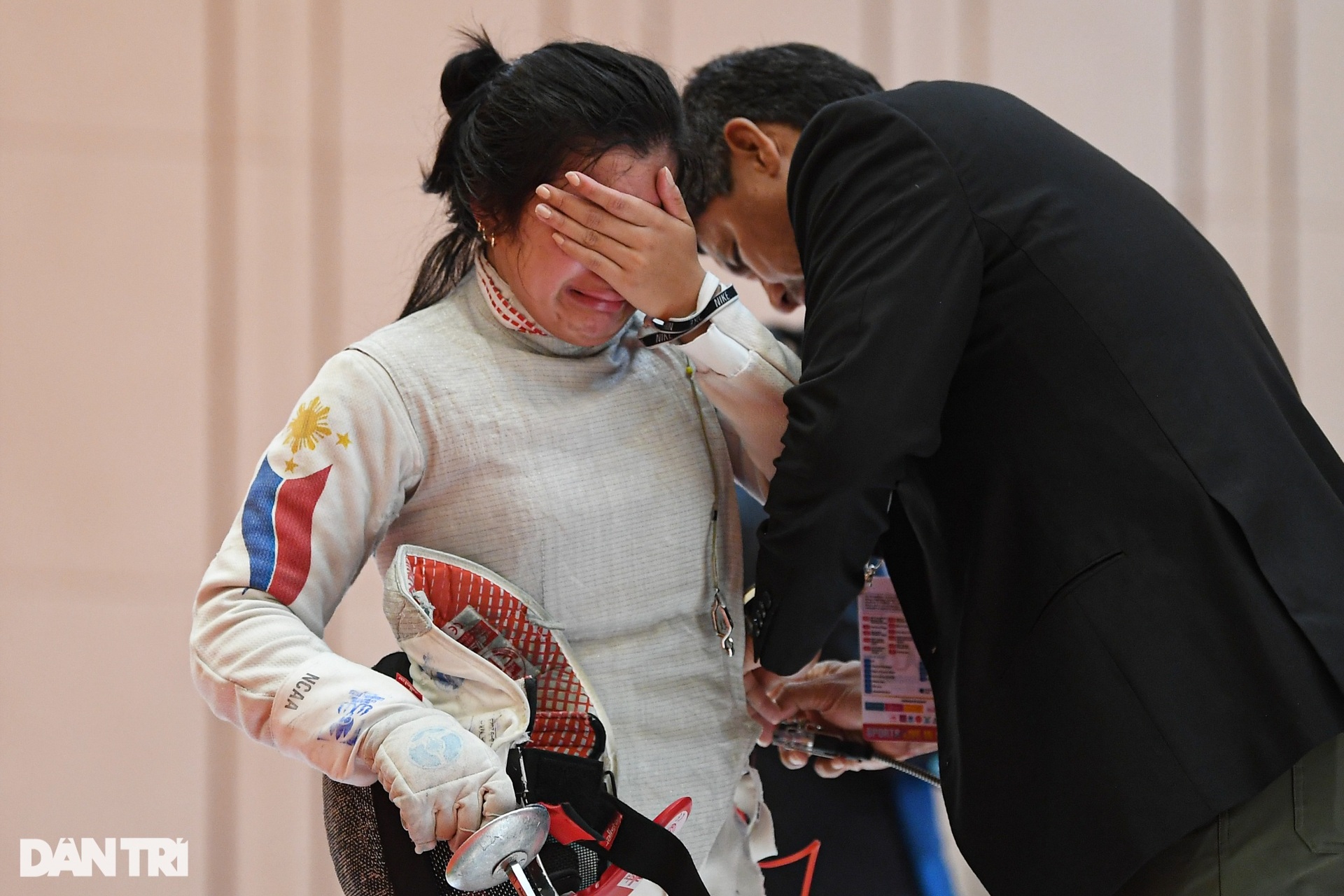 Thi đấu bằng một chân, nữ kiếm thủ thắng ngoạn mục vào chung kết SEA Games-3