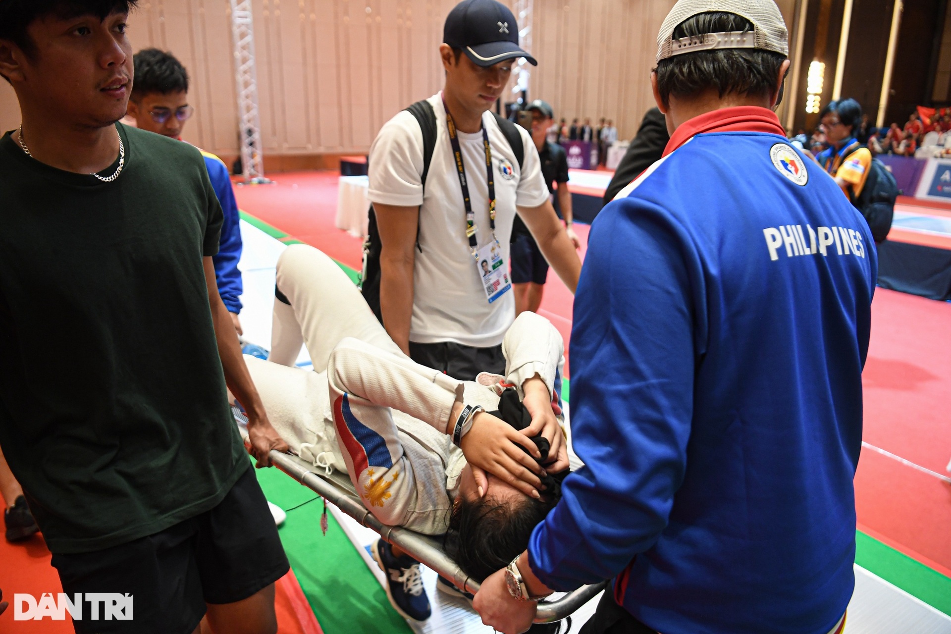 Thi đấu bằng một chân, nữ kiếm thủ thắng ngoạn mục vào chung kết SEA Games-8