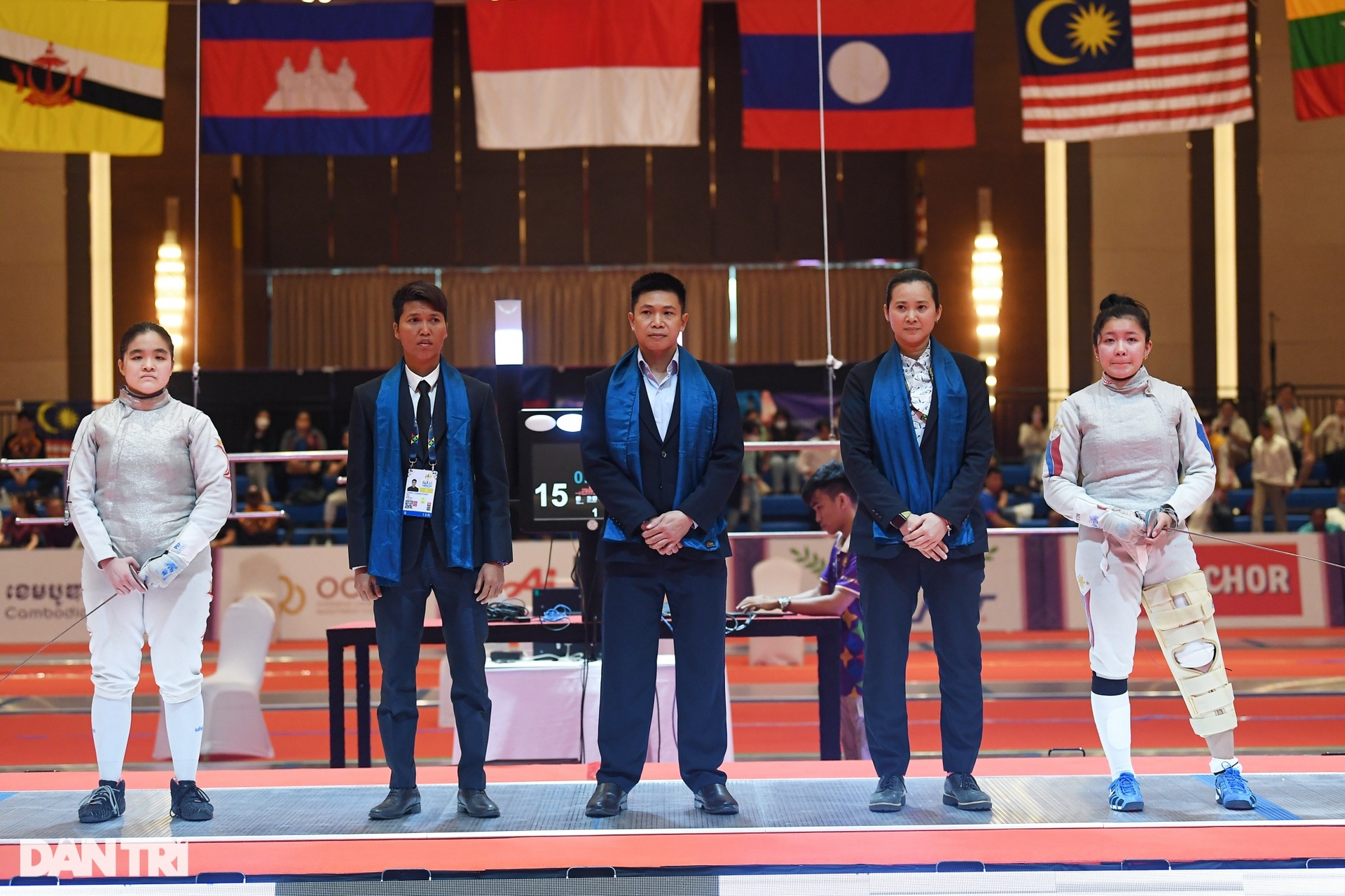 Thi đấu bằng một chân, nữ kiếm thủ thắng ngoạn mục vào chung kết SEA Games-9