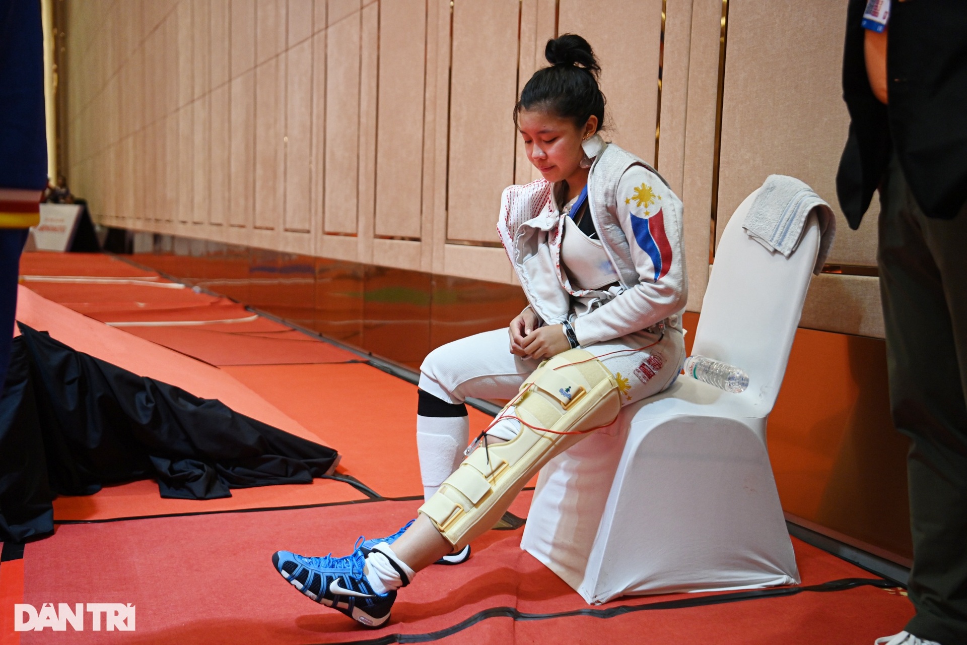 Thi đấu bằng một chân, nữ kiếm thủ thắng ngoạn mục vào chung kết SEA Games-10