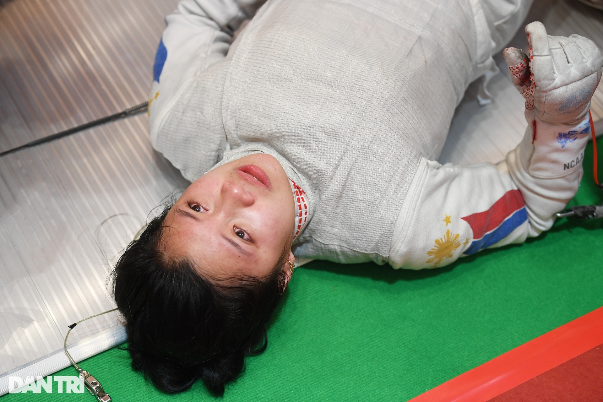 Thi đấu bằng một chân, nữ kiếm thủ thắng ngoạn mục vào chung kết SEA Games-4