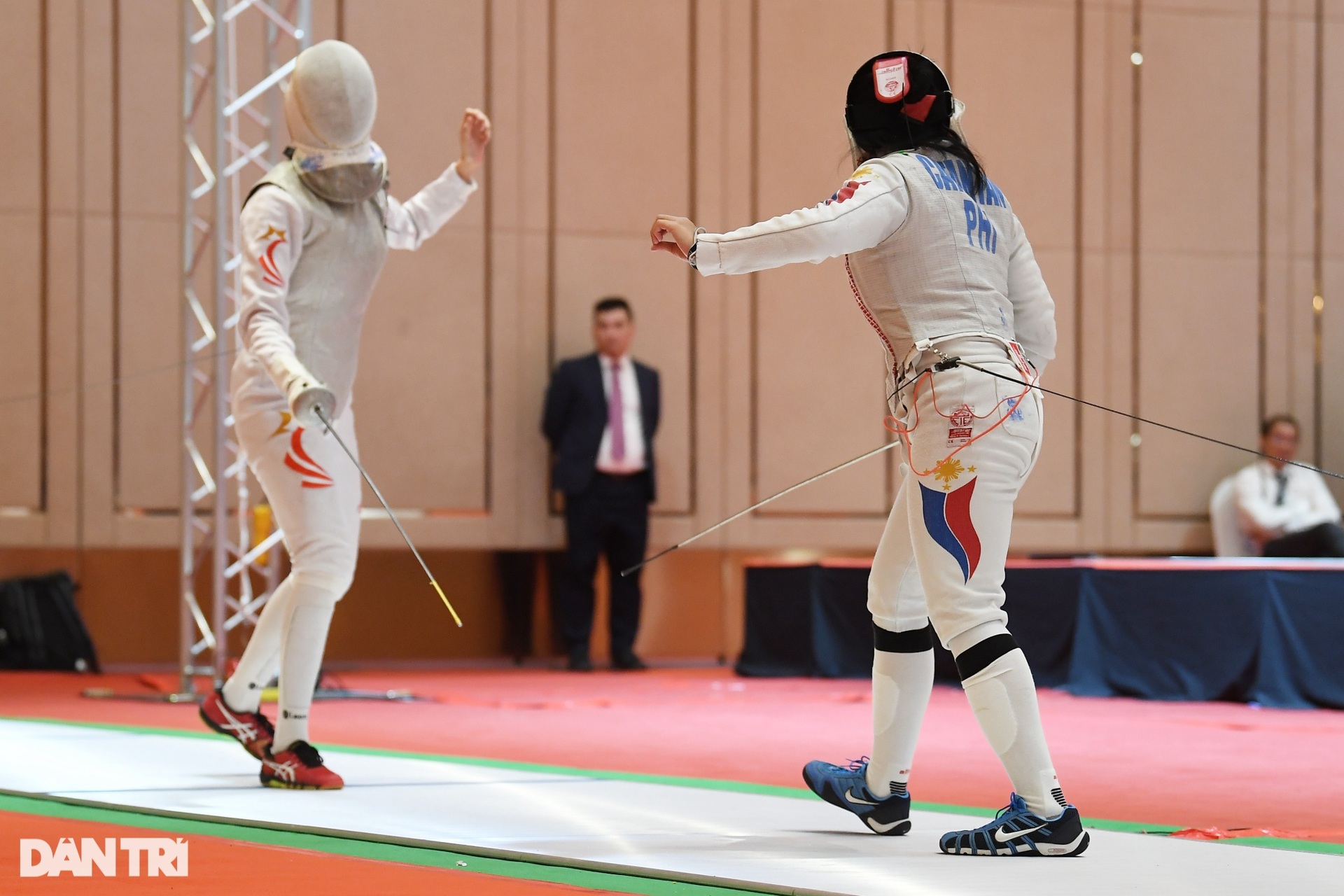 Thi đấu bằng một chân, nữ kiếm thủ thắng ngoạn mục vào chung kết SEA Games-1