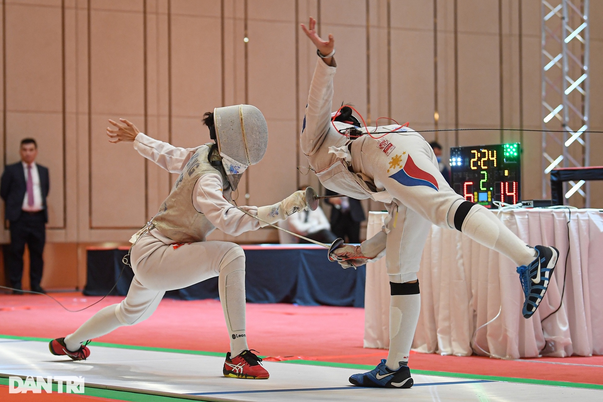 Thi đấu bằng một chân, nữ kiếm thủ thắng ngoạn mục vào chung kết SEA Games-7