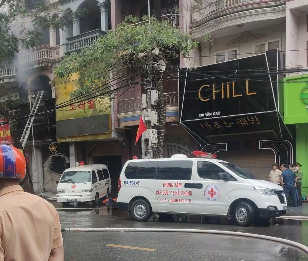 Quán bar ở Hải Phòng cháy lớn, nhiều người mắc kẹt bên trong-8