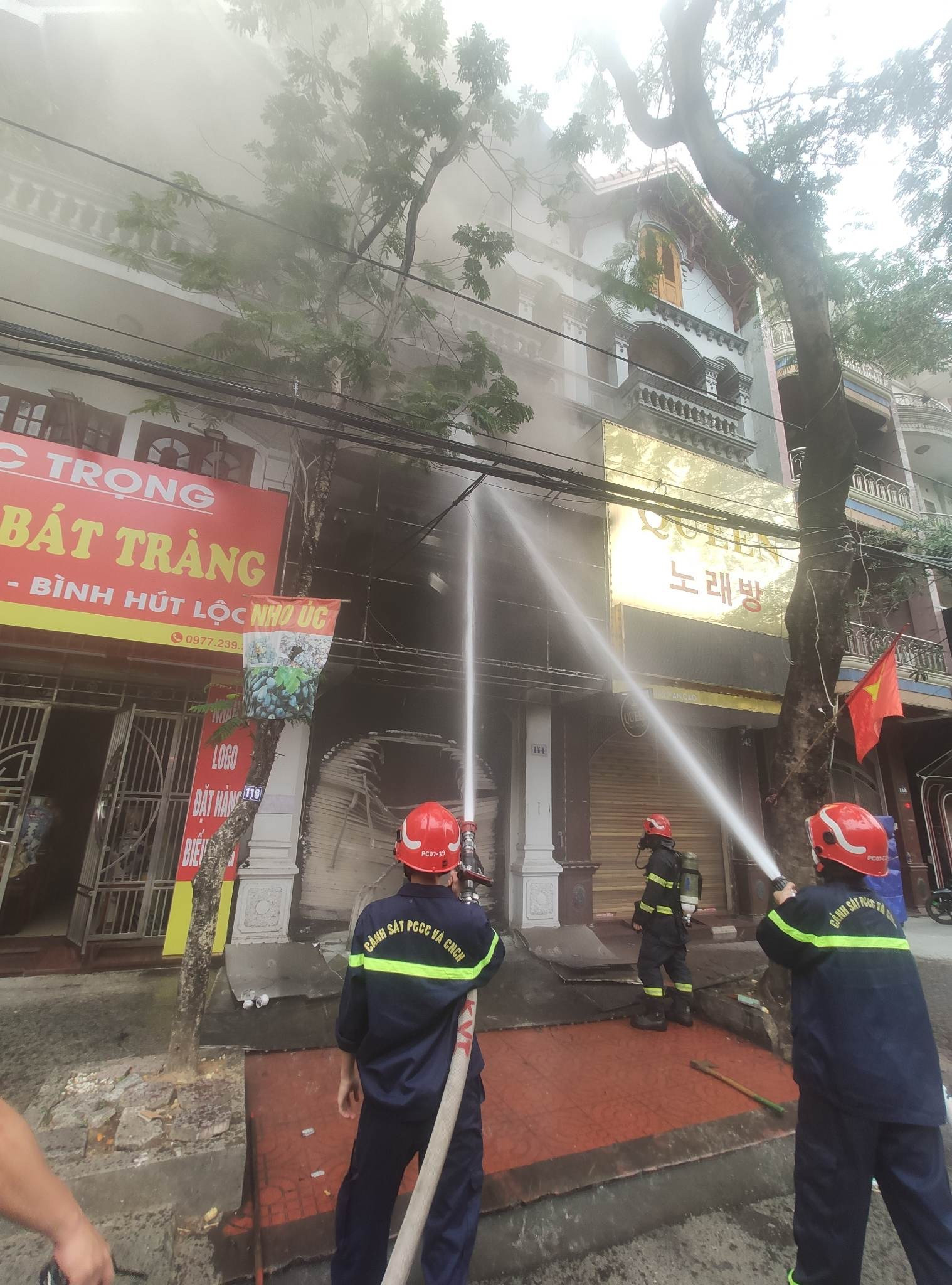 Quán bar ở Hải Phòng cháy lớn, nhiều người mắc kẹt bên trong-2