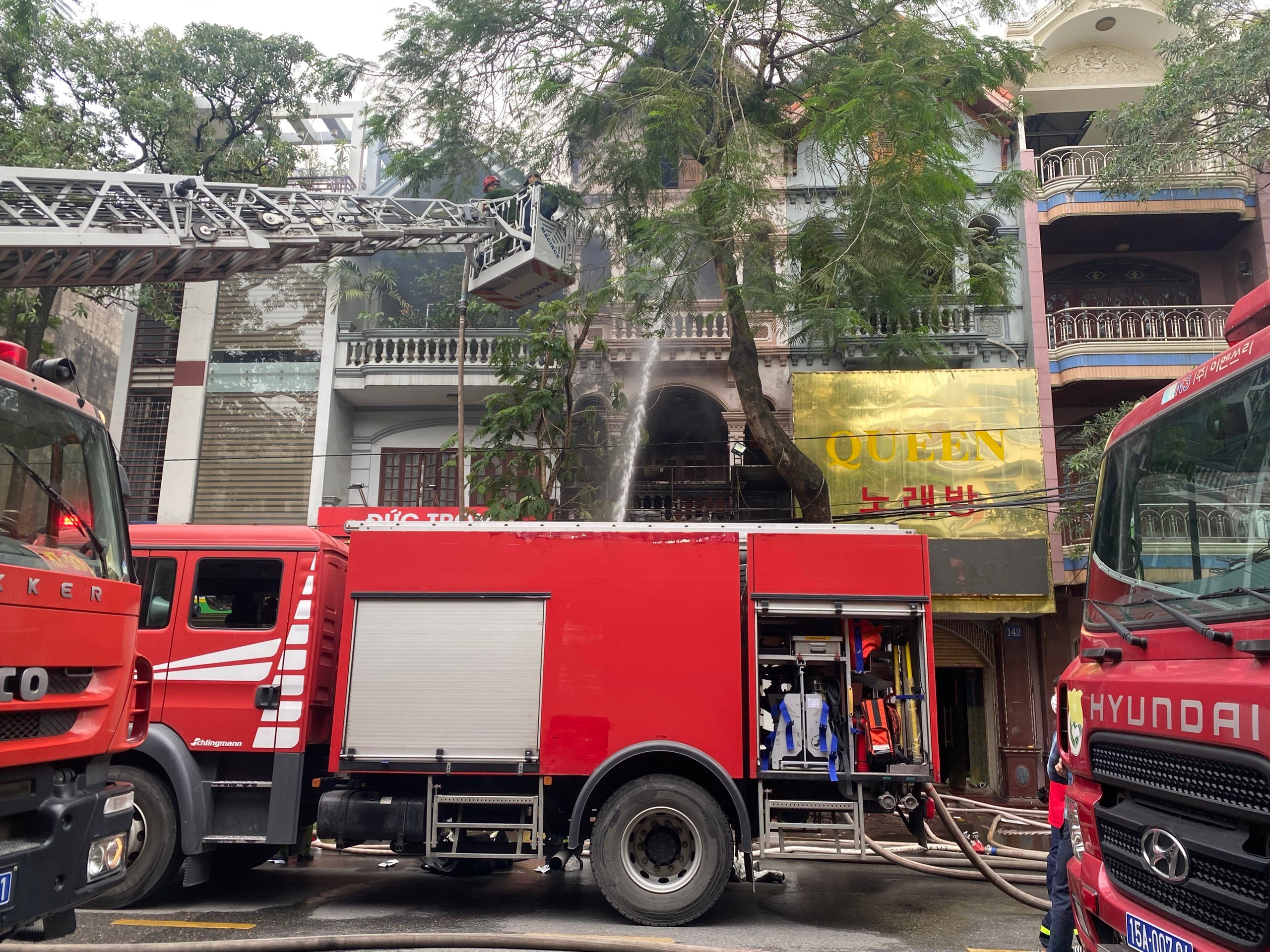 Quán bar ở Hải Phòng cháy lớn, nhiều người mắc kẹt bên trong-5