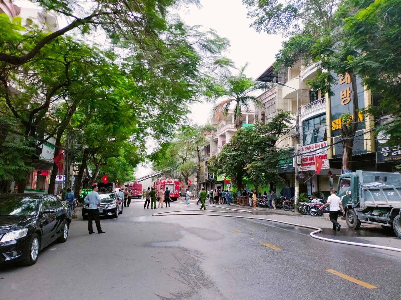 Quán bar ở Hải Phòng cháy lớn, nhiều người mắc kẹt bên trong-4