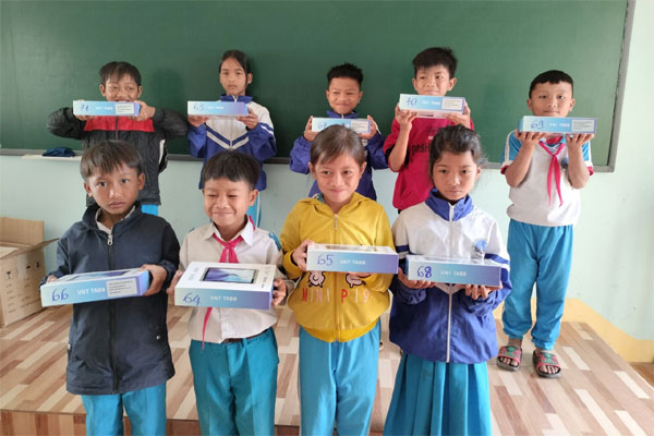 Nghịch lý cấp máy tính bảng phục vụ học nhưng trẻ mê chơi, không đến trường-1