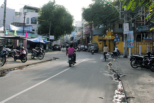 Tài xế ô tô đứng tim khi thấy bé trai chạy băng qua quốc lộ giữa trời tối-1