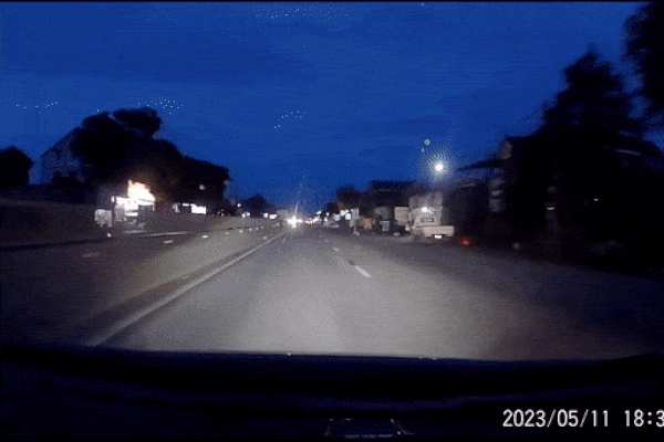 Tài xế ô tô 'đứng tim' khi thấy bé trai chạy băng qua quốc lộ giữa trời tối