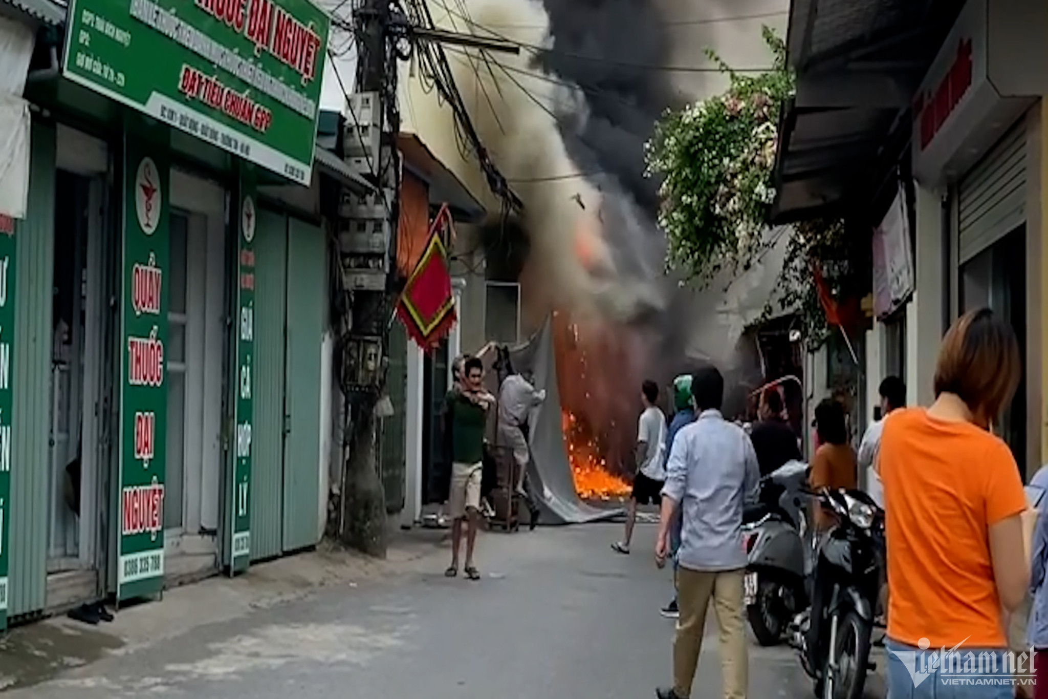 Khói lửa bao trùm mặt tiền dãy ki-ốt ở Hà Nội, người dân hoảng hốt bỏ chạy-1
