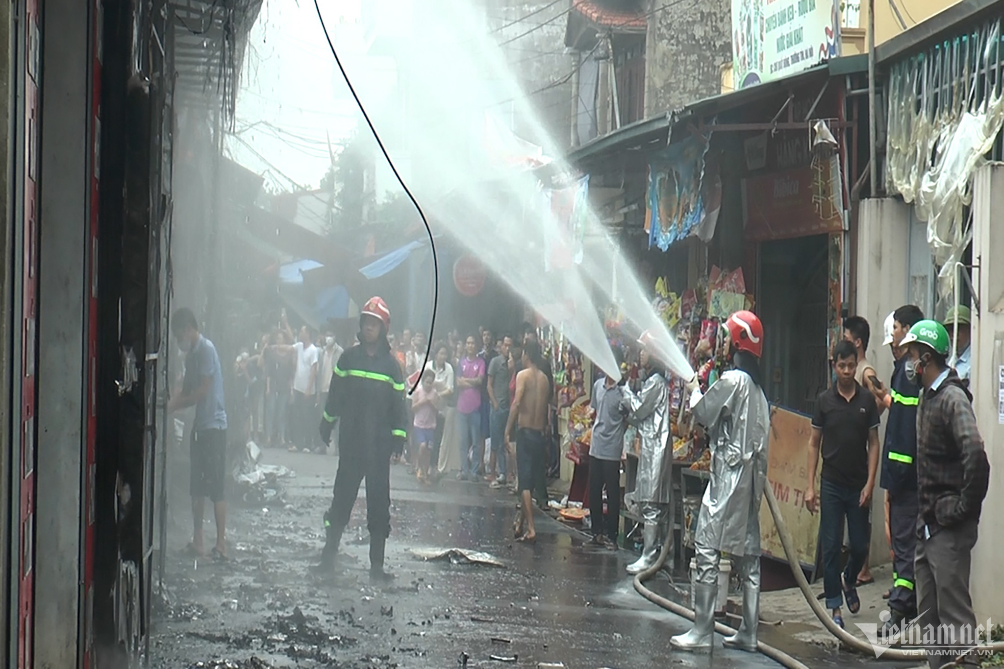Khói lửa bao trùm mặt tiền dãy ki-ốt ở Hà Nội, người dân hoảng hốt bỏ chạy-2