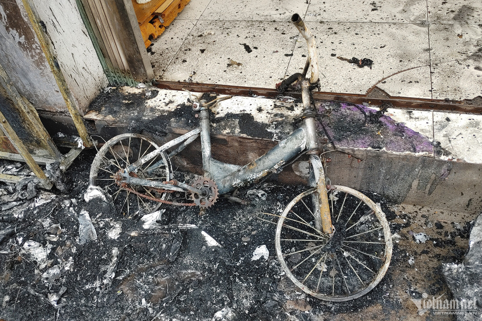 Khói lửa bao trùm mặt tiền dãy ki-ốt ở Hà Nội, người dân hoảng hốt bỏ chạy-3