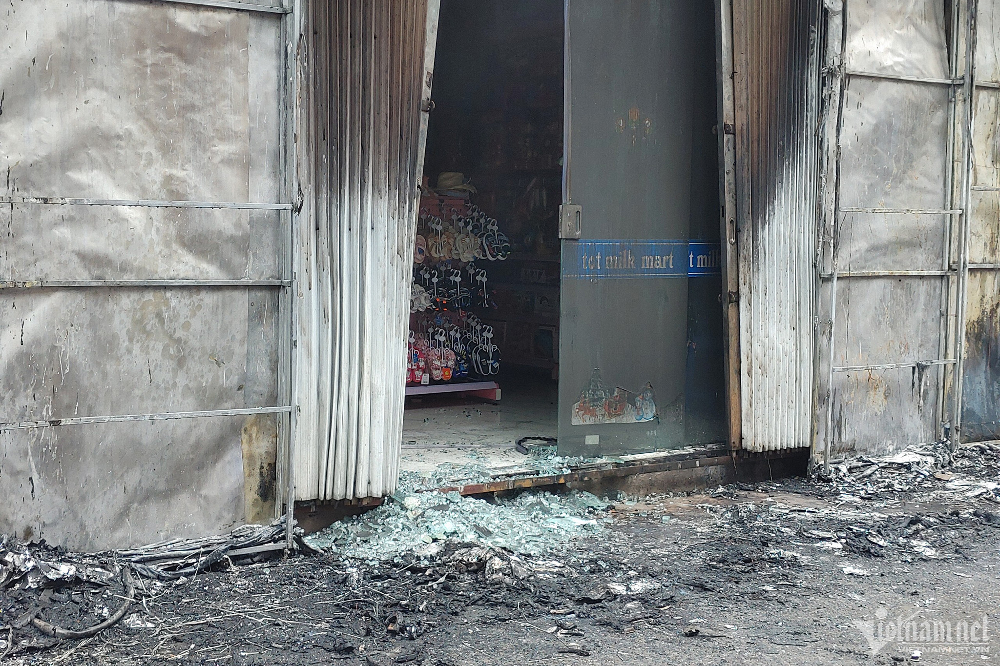 Khói lửa bao trùm mặt tiền dãy ki-ốt ở Hà Nội, người dân hoảng hốt bỏ chạy-4