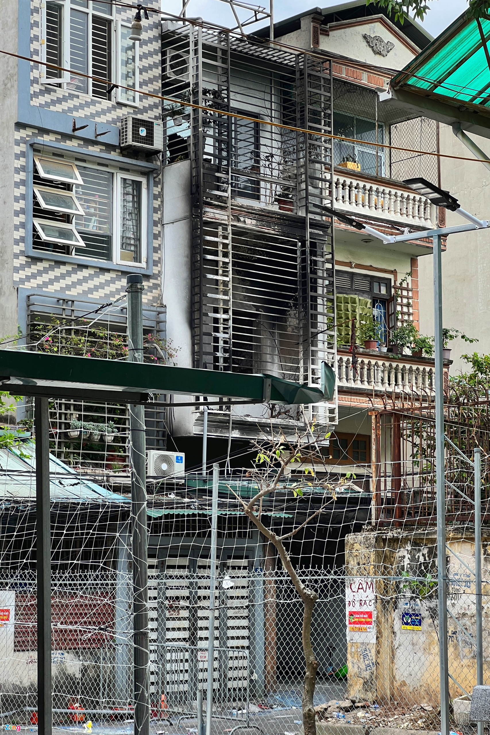 Chuồng cọp bọc kín nơi xảy ra vụ hỏa hoạn khiến 4 bà cháu tử vong-6