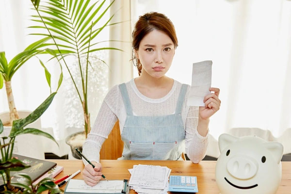 Bật khóc khi thấy bọc vàng trong tủ quần áo của mẹ chồng-2