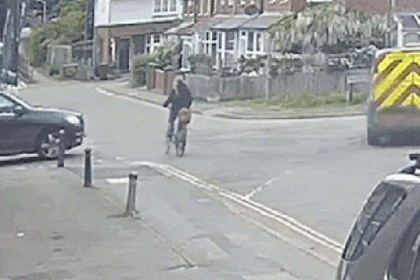 Ôtô nát đầu sau khi lao vào dải phân cách-1