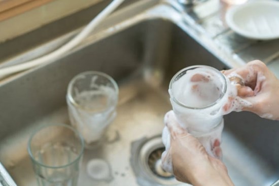 Tiết lộ bí quyết rửa đồ thủy tinh sáng bóng như mới