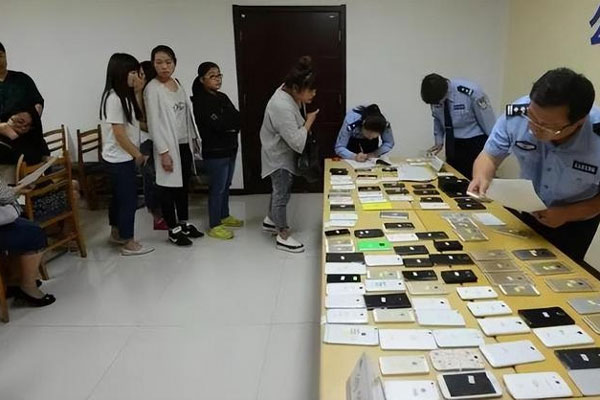 Đi làm một ngày, người đàn ông Trung Quốc khiến cả công ty bị bắt giữ-1