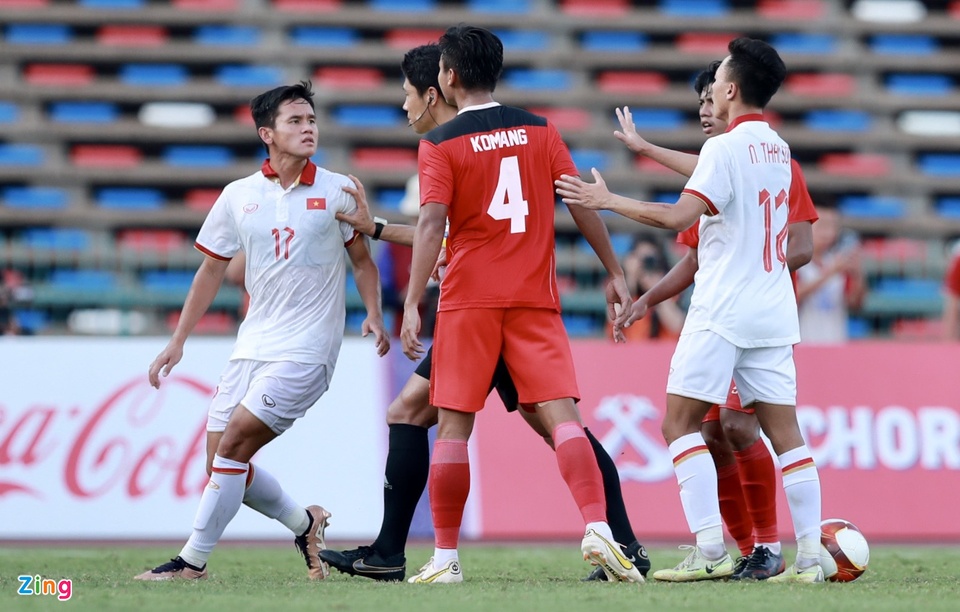 Văn Tùng ngăn cầu thủ U22 Indonesia gây sự-1