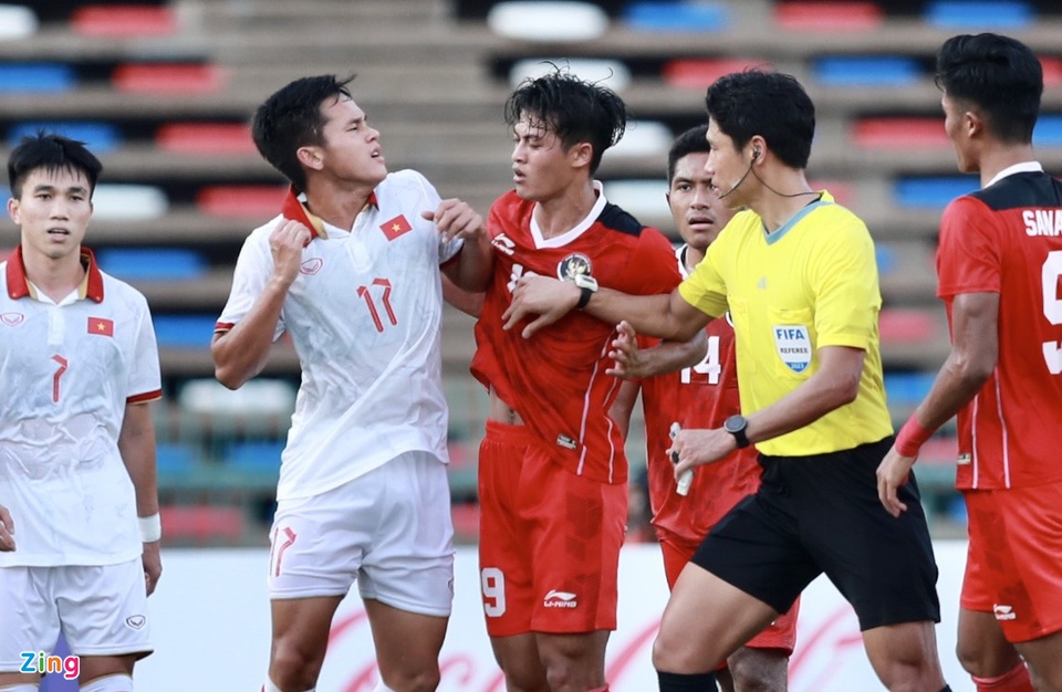 Văn Tùng ngăn cầu thủ U22 Indonesia gây sự-2