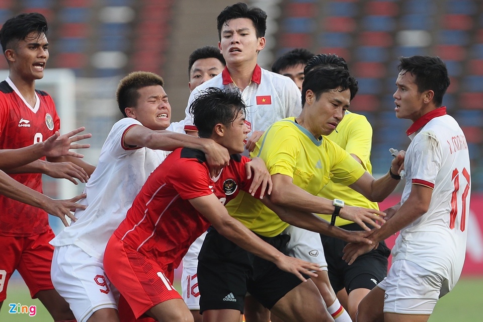 Văn Tùng ngăn cầu thủ U22 Indonesia gây sự-3