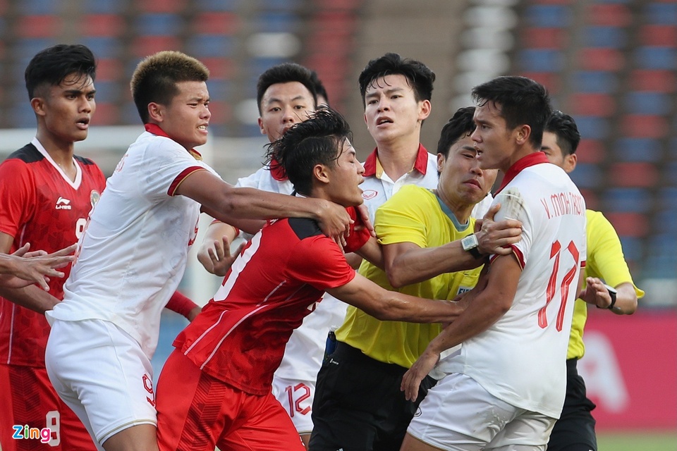 Văn Tùng ngăn cầu thủ U22 Indonesia gây sự-5