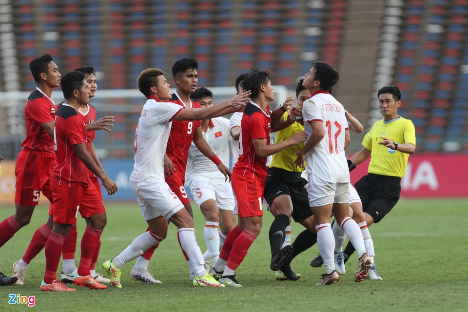 Văn Tùng ngăn cầu thủ U22 Indonesia gây sự-6