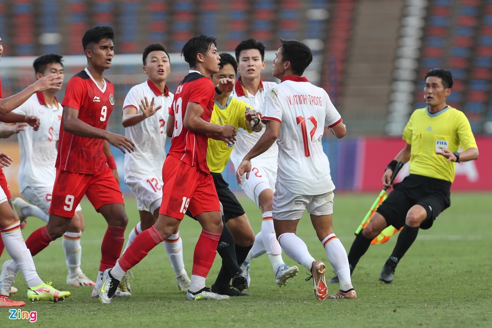 Văn Tùng ngăn cầu thủ U22 Indonesia gây sự-7