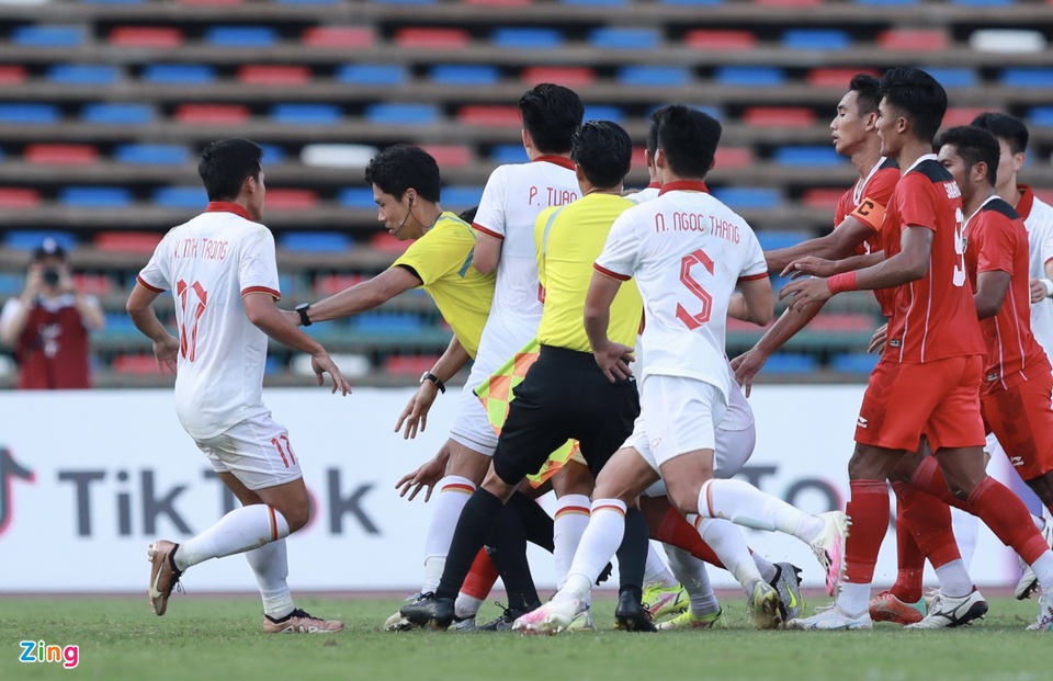 Văn Tùng ngăn cầu thủ U22 Indonesia gây sự-8